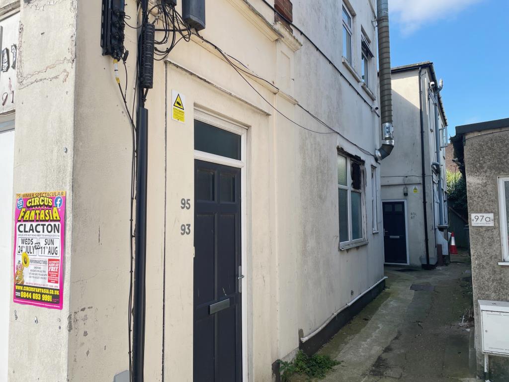 Lot: 119 - MIXED COMMERCIAL AND RESIDENTIAL INVESTMENT PROPERTY - Side entrance to flats 87, 87A, 93 and 95